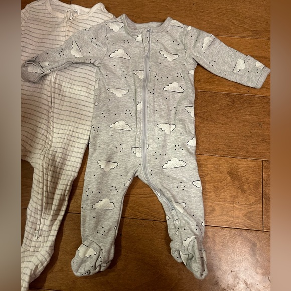 Lot of 4 onesies size 3-6 months ish - Picture 4 of 10